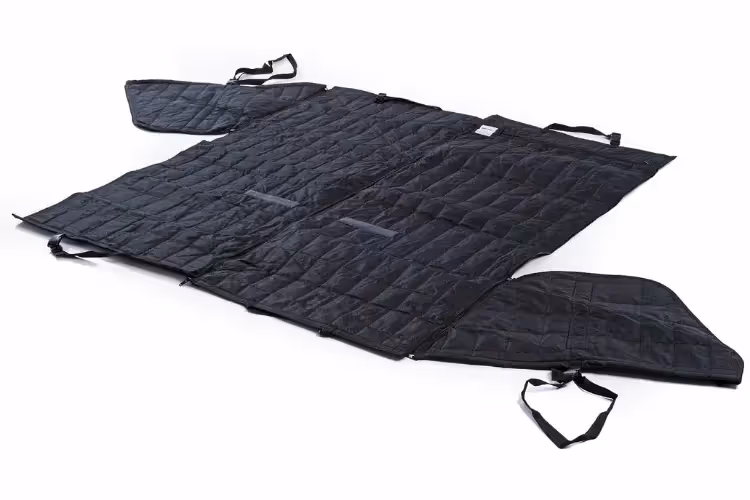 ausgebreitete schwarze Schondecke mit Befestigungsbändern