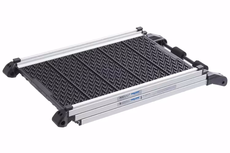 zusammengeklappte silberne Rampe mit schwarzen strukturierten Trittflächen