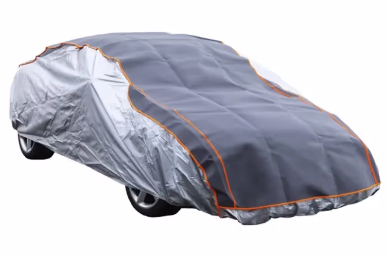 dreifärbige Hagelschutzdecke über ein Fahrzeug gespannt