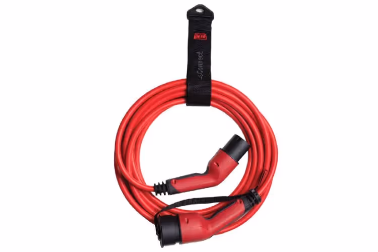 Rotes Ladekabel auf weißem Hintergrund