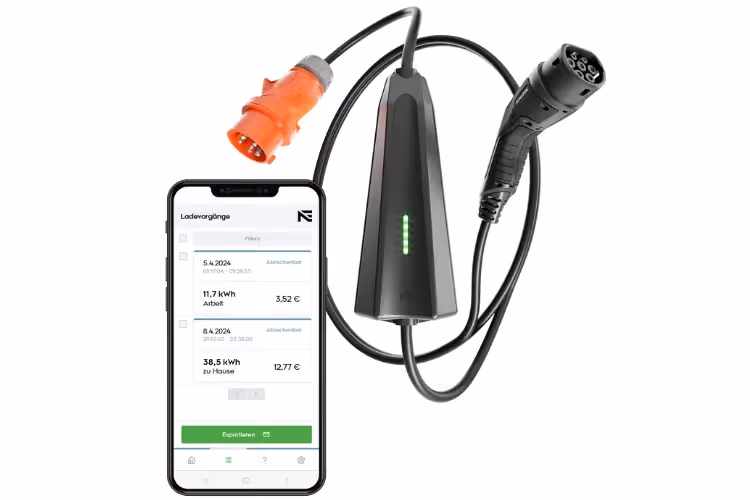 Ladekabel und ein Handy mit geöffneter App mit aufgelisteten Ladungen abgebildet