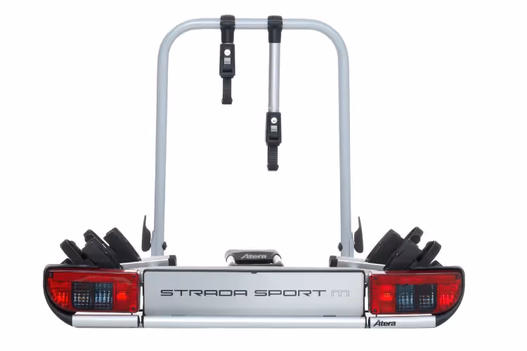 silberner Heckfahrradträger mit schwarzen Details auf weißem Hintergrund