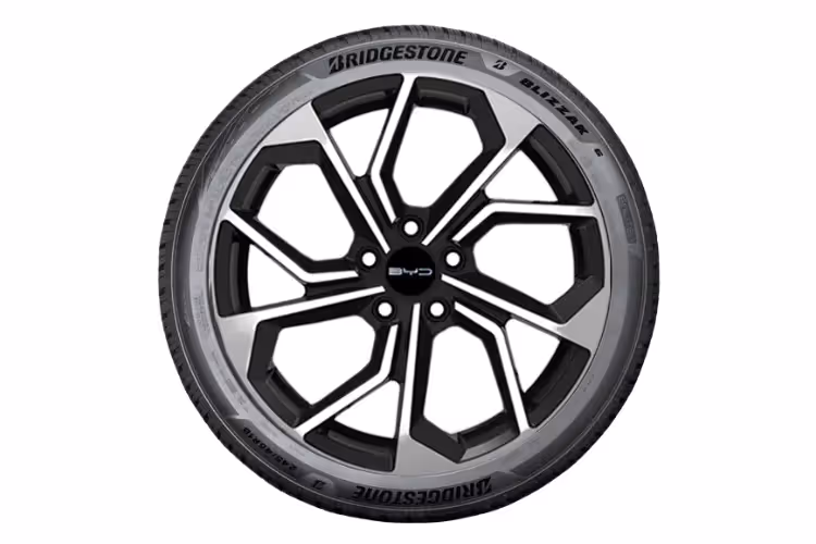 Ein Komplettrad Frontansicht auf weißem Hintergrund