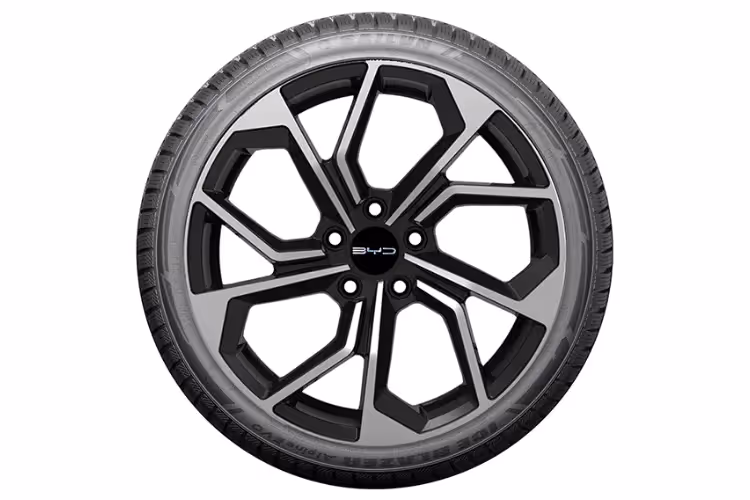 Ein Komplettrad Forntansicht auf weißem Hintergrund