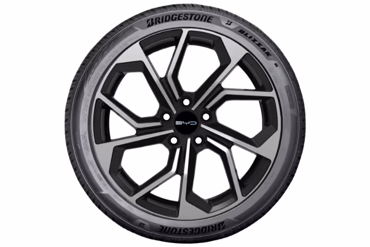 Ein Komplettrad Frontansicht auf weißem Hintergrund