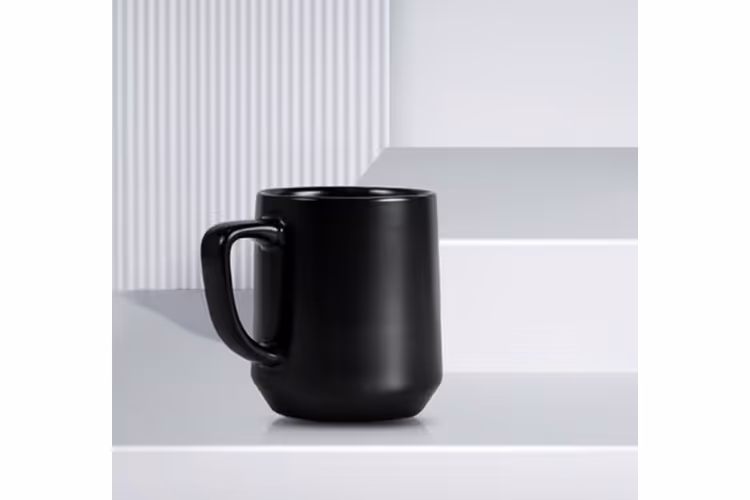 Keramiktasse, schwarz auf weißem Hintergrund 