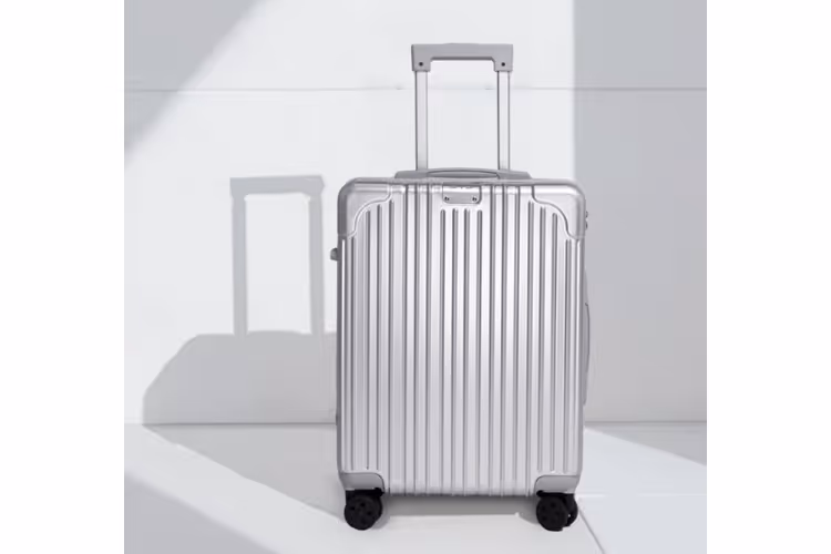 Silberner Trolly auf weißem Hintergrund