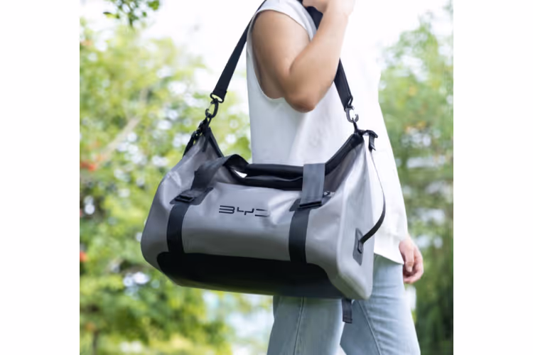 Rolltop-Reisetasche mit BYD Logo in silber, schwarz 