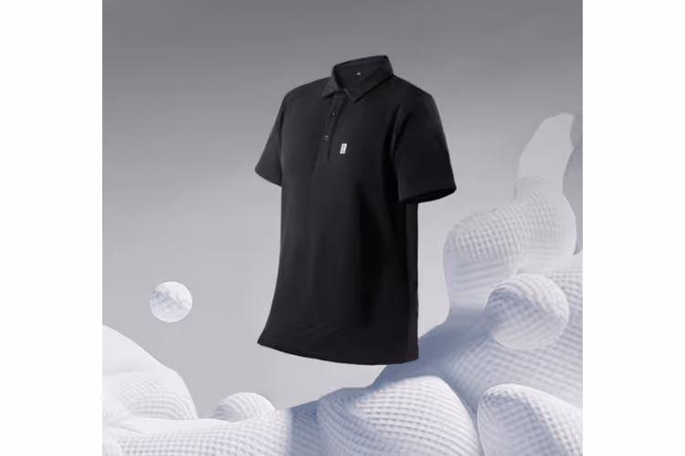 BYD Poloshirt in schwarz auf grauem Hintergrund