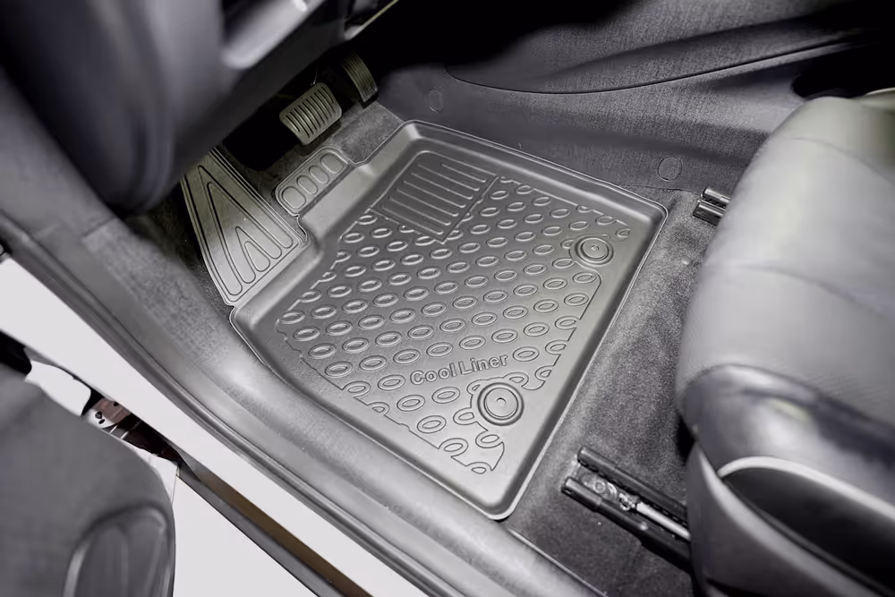 schwarze fußraumschale im fußbereich des byd dolphin