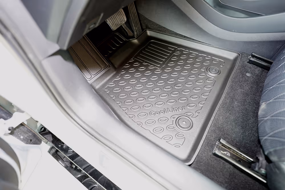 schwarze fußraumschale im fußbereich des byd dolphin