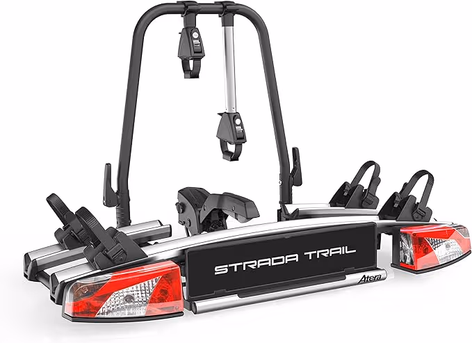 silberner Heckfahrradträger mit schwarzen Details auf weißem Hintergrund