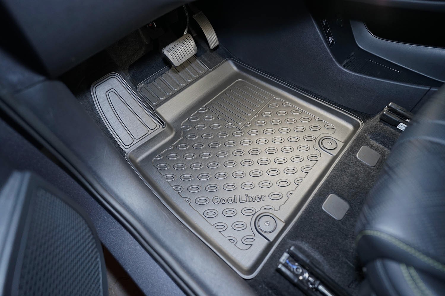 Schwarze Fußraumschale im Fußbereich