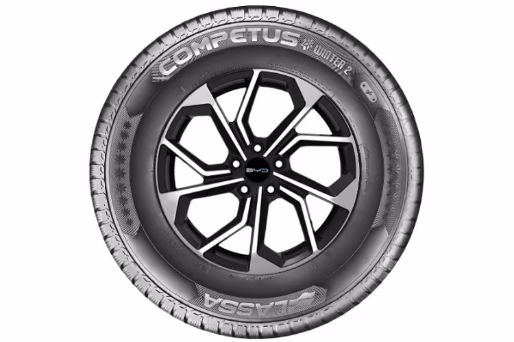 Ein Komplettrad Frontansicht auf weißem Hintergrund