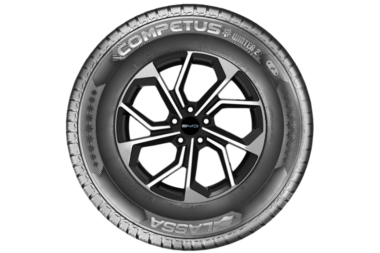 Ein Komplettrad Frontansicht auf weißem Hintergrund