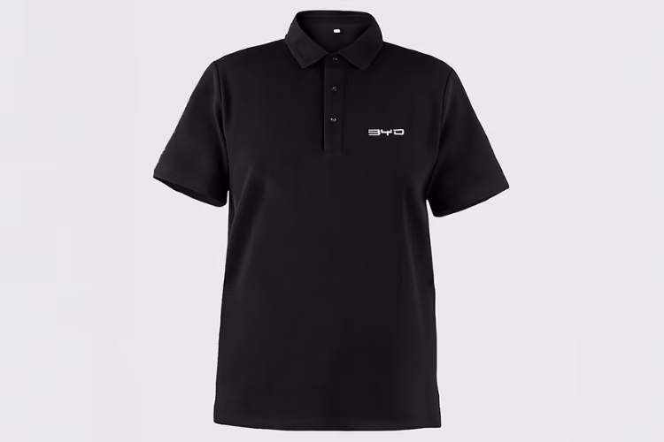 BYD Poloshirt in schwarz auf grauem Hintergrund, 18656449-00