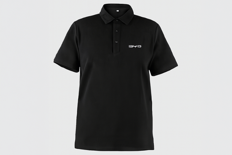 BYD Poloshirt in schwarz auf grauem Hintergrund, 18656449-00