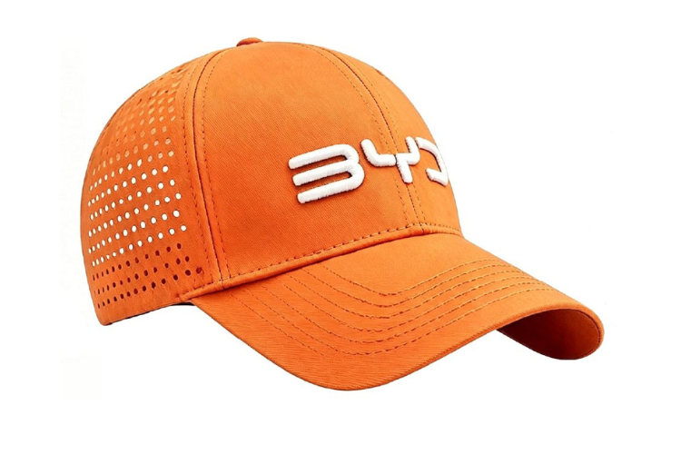 orange Kappe mit weißem BYD Schriftzug auf weißem Hintergrund