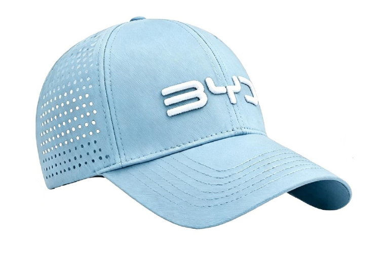 cyanfarbene Kappe mit weißem BYD Schriftzug auf weißem Hintergrund