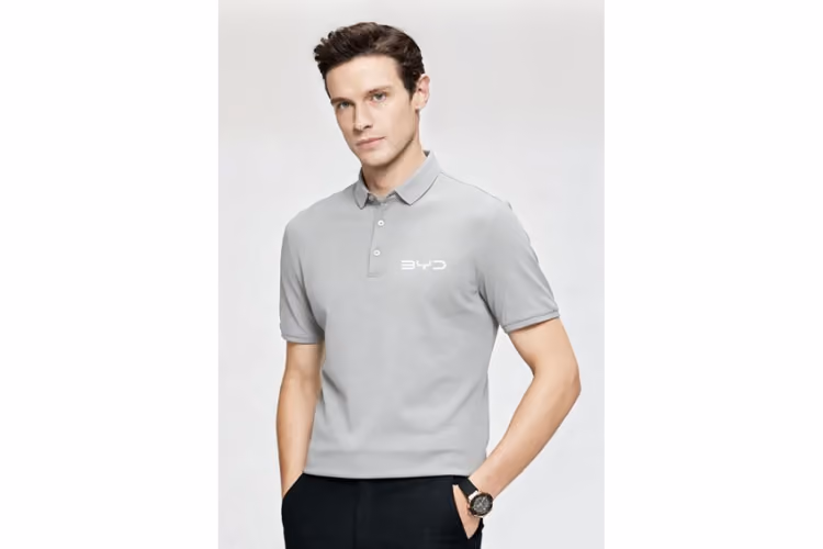 Mann in grauem Poloshirt und weißem BYD Schriftzug auf weißem Hintergrund
