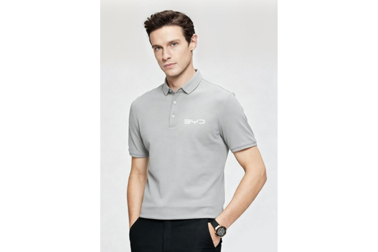 Mann in grauem Poloshirt und weißem BYD Schriftzug auf weißem Hintergrund