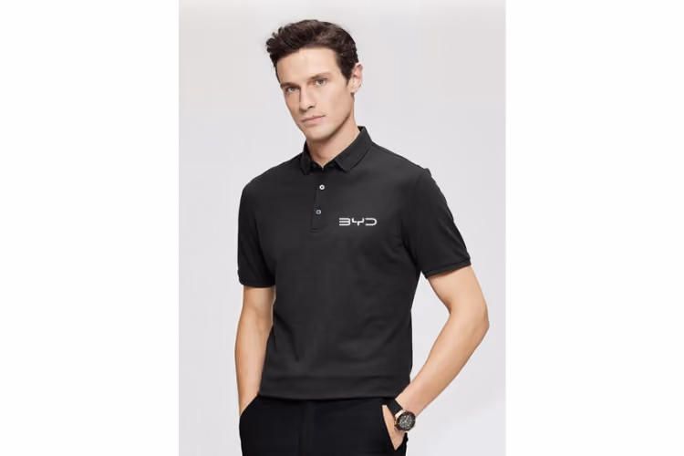 Mann in schwarzem Poloshirt und weißem BYD Schriftzug auf weißem Hintergrund