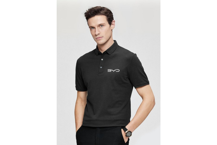 Mann in schwarzem Poloshirt und weißem BYD Schriftzug auf weißem Hintergrund