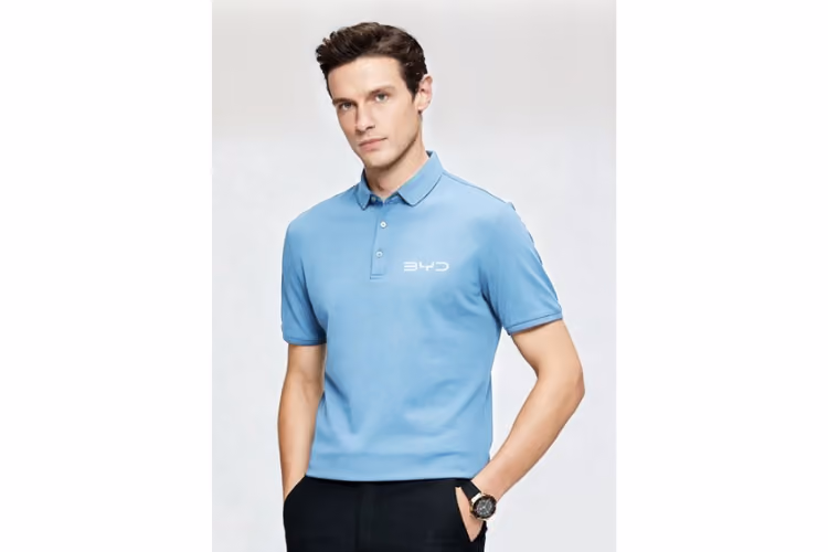 Mann in blauem Poloshirt und weißem BYD Schriftzug auf weißem Hintergrund