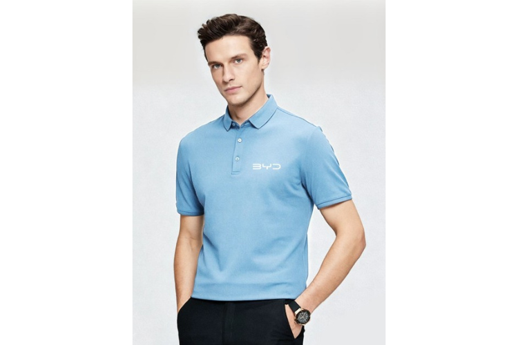 Mann in blauem Poloshirt und weißem BYD Schriftzug auf weißem Hintergrund