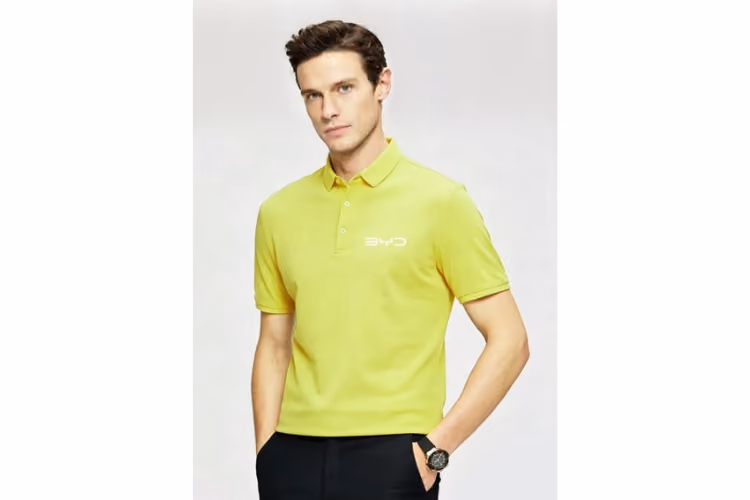 Mann in gelbem Poloshirt und weißem BYD Schriftzug auf weißem Hintergrund