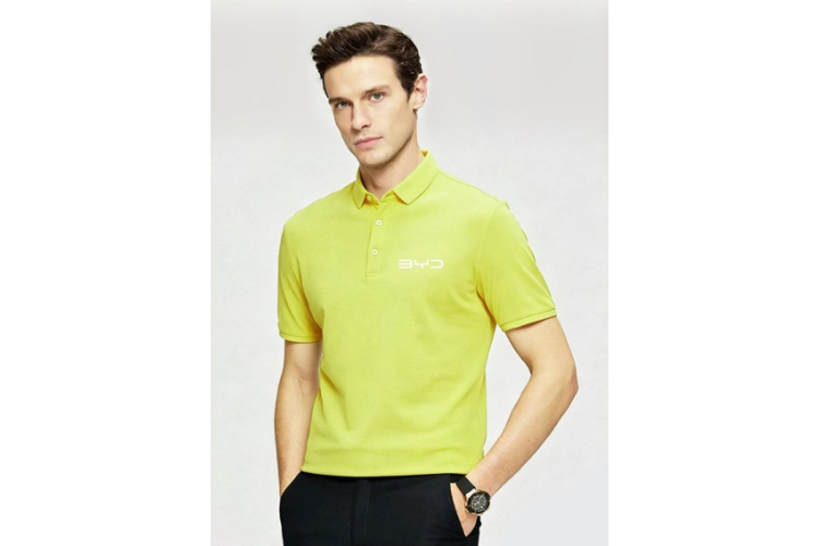 Mann in gelbem Poloshirt und weißem BYD Schriftzug auf weißem Hintergrund