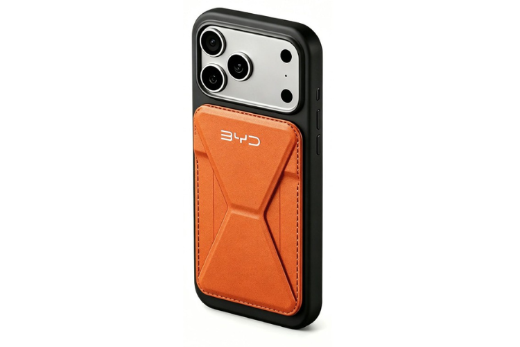 orangener Leder-Handyhalter auf weißem Hintergrund