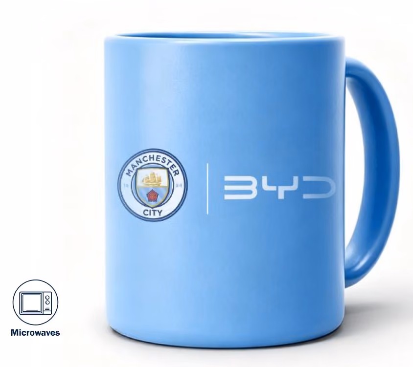 Blaue Tasse mit Machester City und BYD Logo auf einem weißen Hintergrund