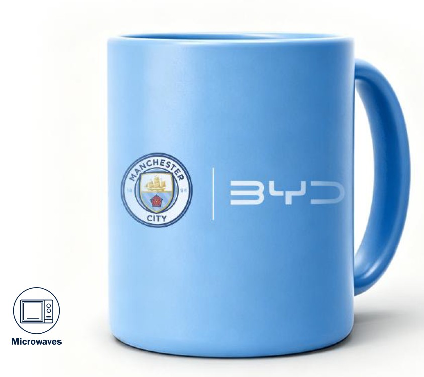 Blaue Tasse mit Machester City und BYD Logo auf einem weißen Hintergrund