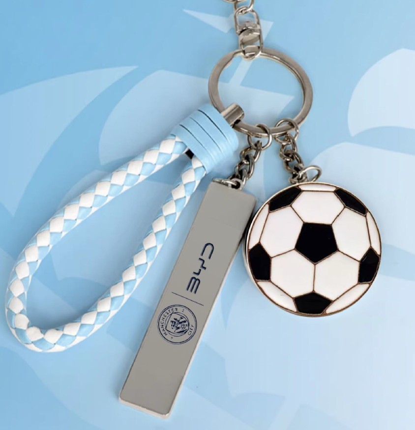 Fußballmotiv, eine geflochtene Schlaufe und BYD und Manchester City Branding auf hellblauem Hintergrund