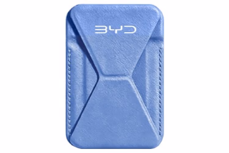blauer Leder-Handyhalter auf weißem Hintergrund