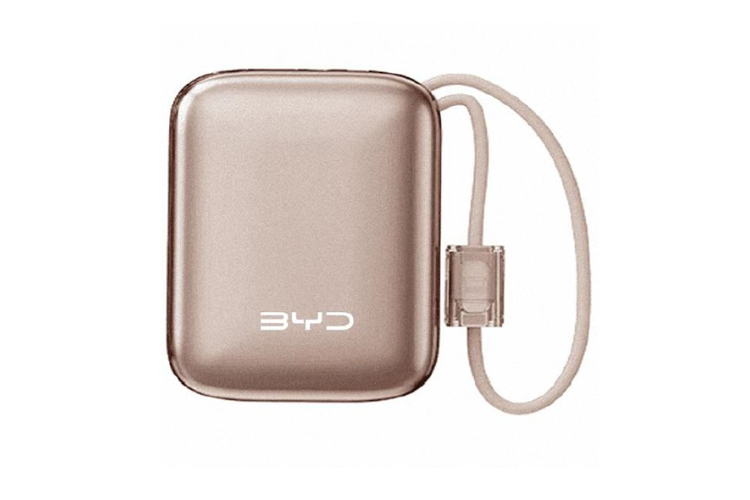 goldfarbene Powerbank mit Trageschlaufe auf weißem Hintergrund