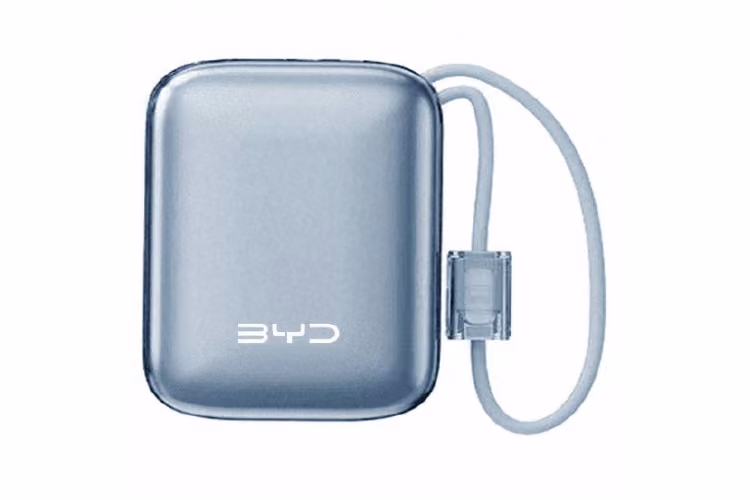 Blaue Powerbank mit Trageschlaufe auf weißem Hintergrund