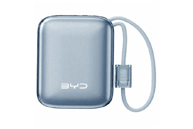 Blaue Powerbank mit Trageschlaufe auf weißem Hintergrund