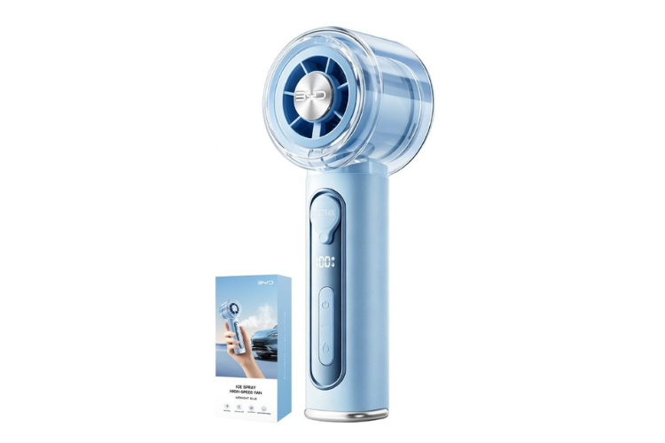 blauer Handventilator auf weißem Hintergrund