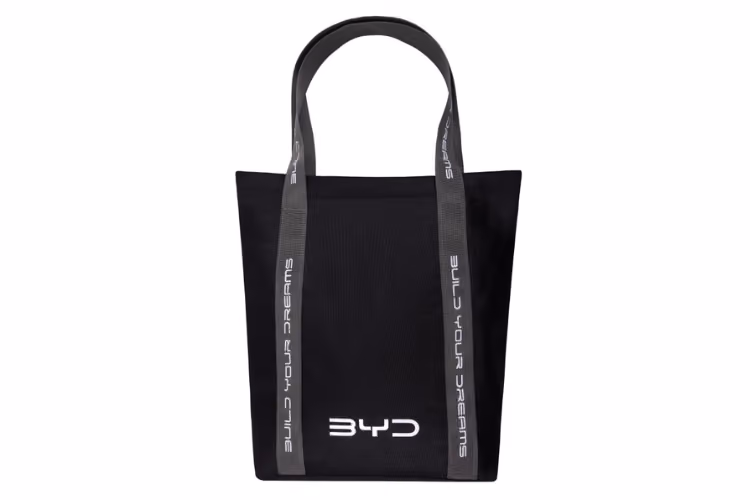 Schwarze Tragetasche mit BYD Logo und BUILD YOUR DREAMS Schriftzug auf den Henkeln