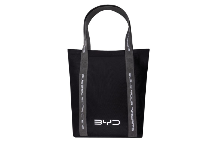 Schwarze Tragetasche mit BYD Logo und BUILD YOUR DREAMS Schriftzug auf den Henkeln