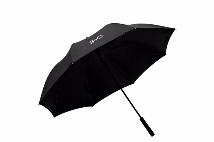schwarzer Regenschirm mit weißem BYD Logo auf weißem Hintergrund
