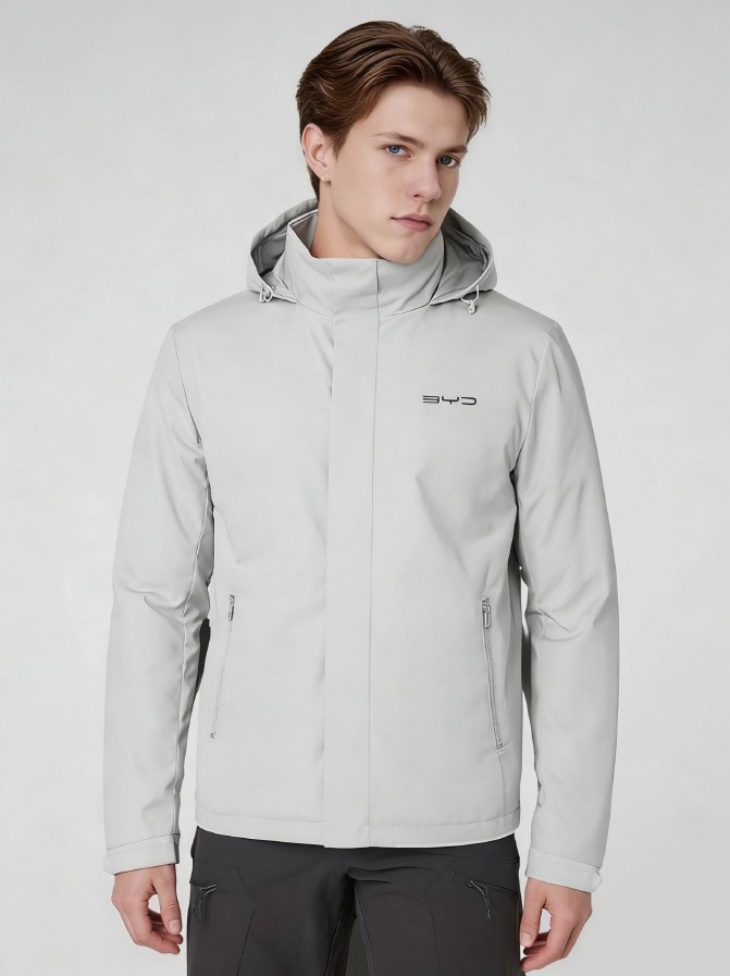 Mann trägt silbergraue Jacke mit Kapuze und BYD Logo auf grauem Hintergrund