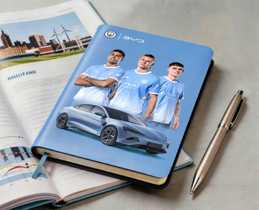 Blaues Notizbuch mit Aufdruck von Fußballern und einem BYD SEAL