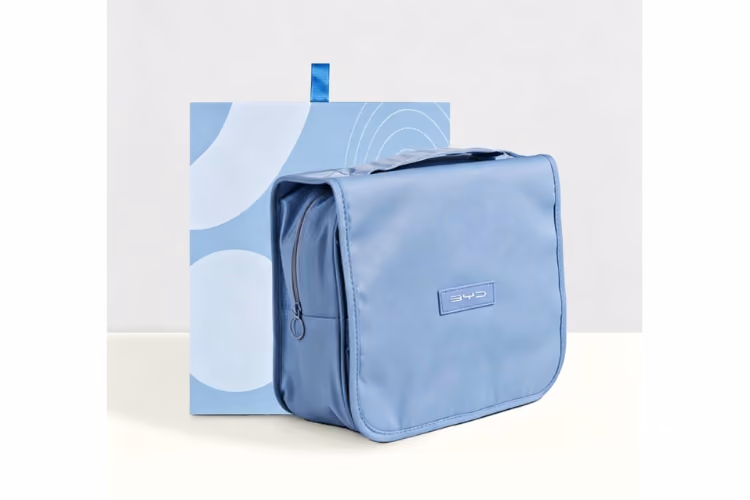 blaue Aufbewahrungstasche auf weißem Hintergrund