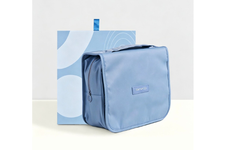 blaue Aufbewahrungstasche auf weißem Hintergrund