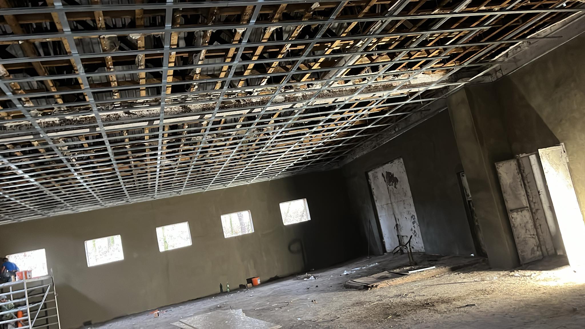 Sádrokartonový podhled v hale.