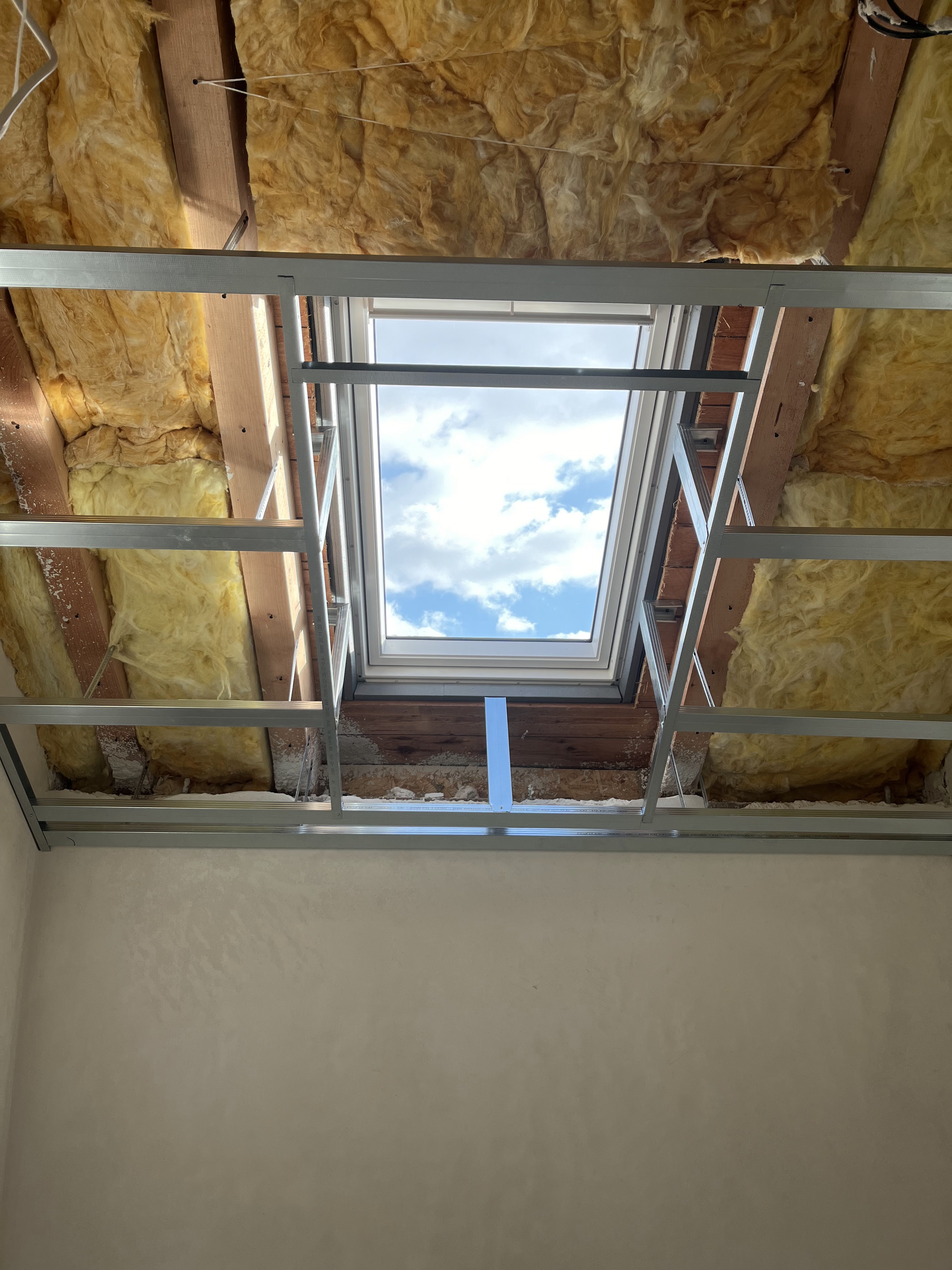 Sádrokartonová konstrukce včetně teplné izolace.