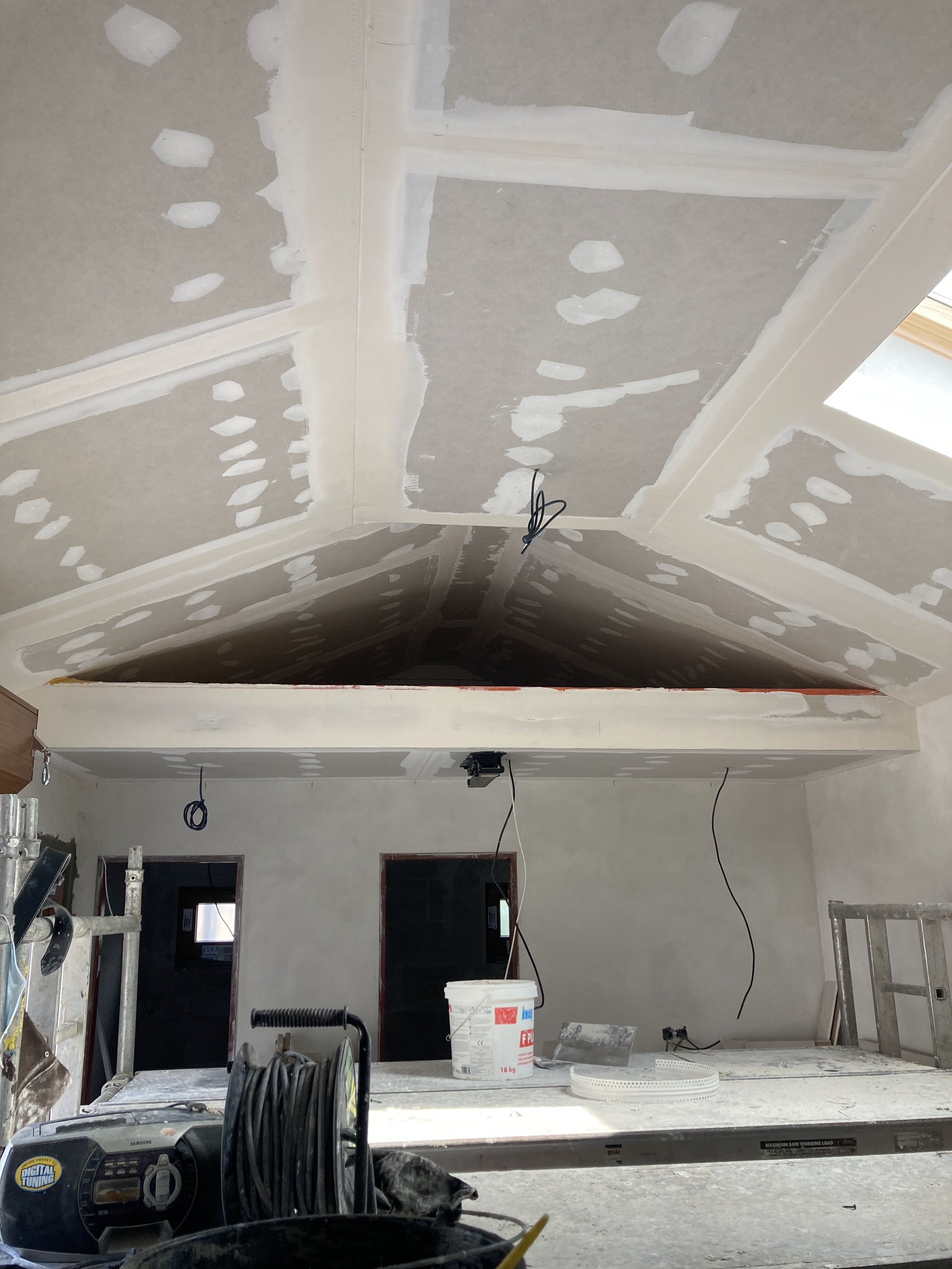 Sádrokartonový strop v garáži.